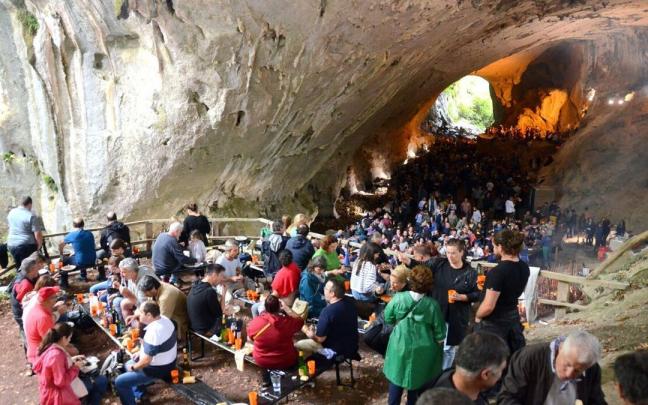 La lluvia hizo que todos los asistentes se amontonaran dentro de la gran cueva para disfrutar de la comida.