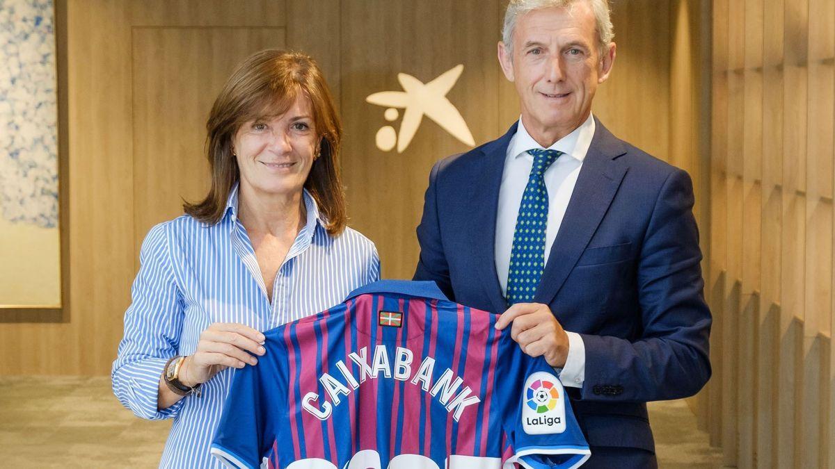 Acuerdo de patrocinio entre el Eibar y CaixaBank, con Amaia Gorostiza y Juan Pedro Badiola.