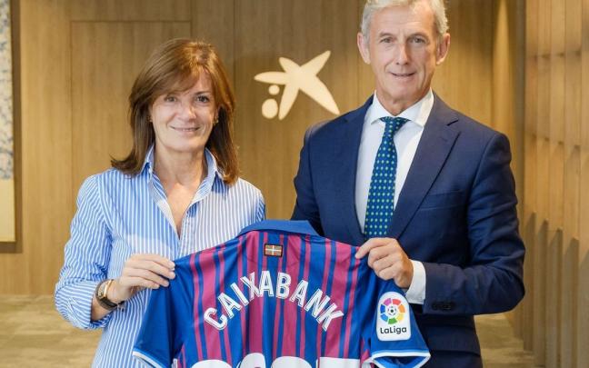 Acuerdo de patrocinio entre el Eibar y CaixaBank, con Amaia Gorostiza y Juan Pedro Badiola.