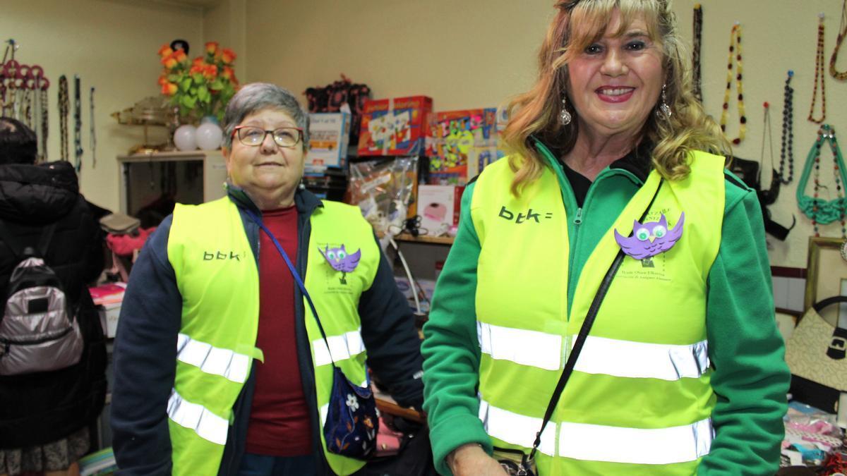 Giomar y María Asun, dos de las mujeres que ayudan y atienden el mercadillo.