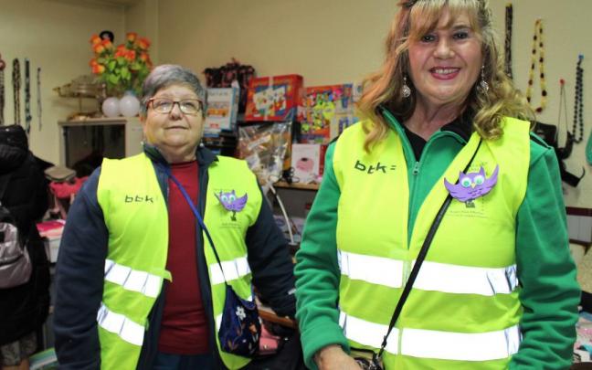 Giomar y María Asun, dos de las mujeres que ayudan y atienden el mercadillo.