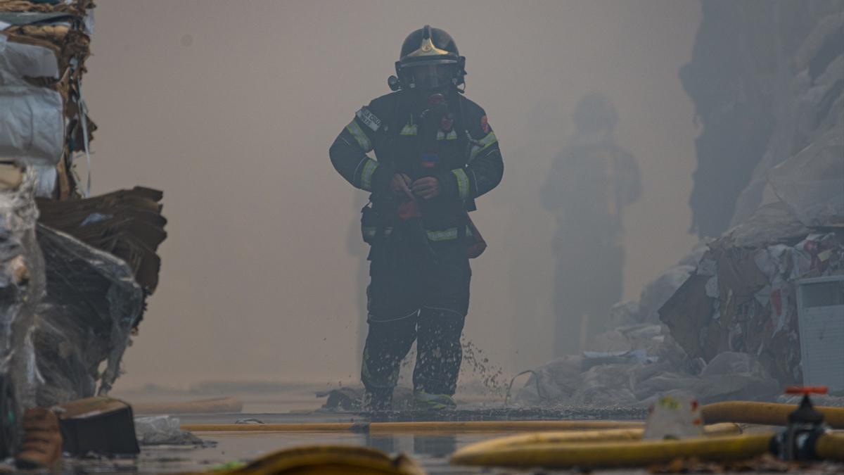 Un bombero en un incendio, en una imagen de archivo.