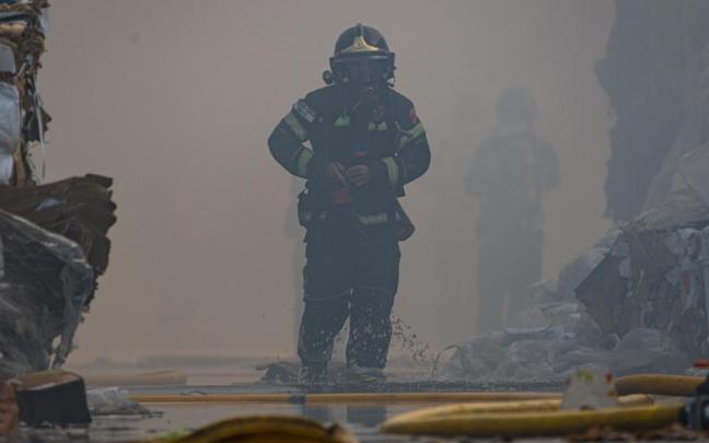 Un bombero en un incendio, en una imagen de archivo. Un bombero en un incendio, en una imagen de archivo.