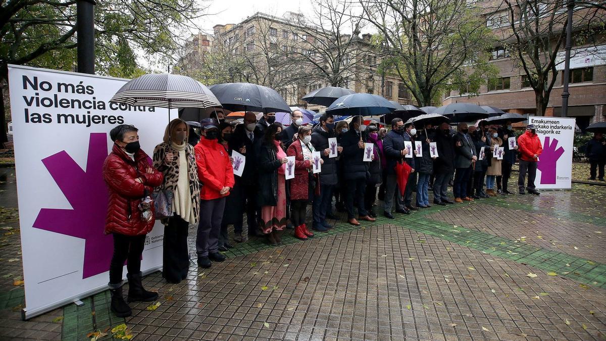 Concentración de miembros del Gobierno de Navarra y parlamentarios con motivo del Día Internacional para la eliminación de la violencia contra las mujeres.