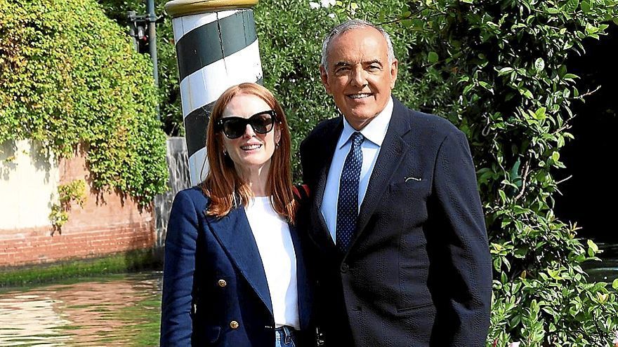 En la foto, el director del festival Alberto Barbera y la actriz Julianne Moore.