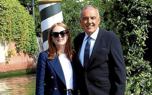 En la foto, el director del festival Alberto Barbera y la actriz Julianne Moore. En la foto, el director del festival Alberto Barbera y la actriz Julianne Moore.