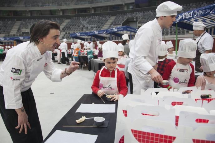 Niños participando en la actividad infantil "Miniature Kids" del Congreso "Miniature Pintxos"