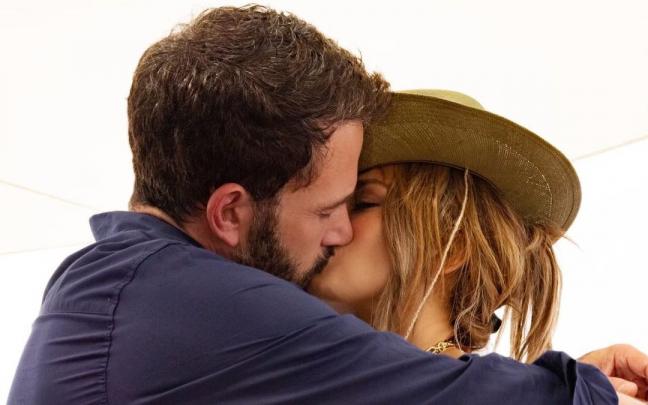 Ben Affleck y Jennifer López dándose un beso. Ben Affleck y Jennifer López dándose un beso.