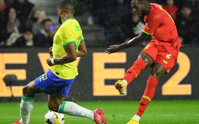 I&ntilde;aki Williams dispara a porter&iacute;a ante Brasil