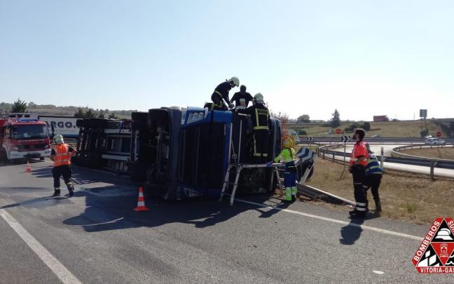 Cami&oacute;n volcado en la N-622