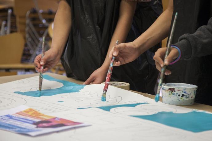 Mujeres participando en un curso de pintura