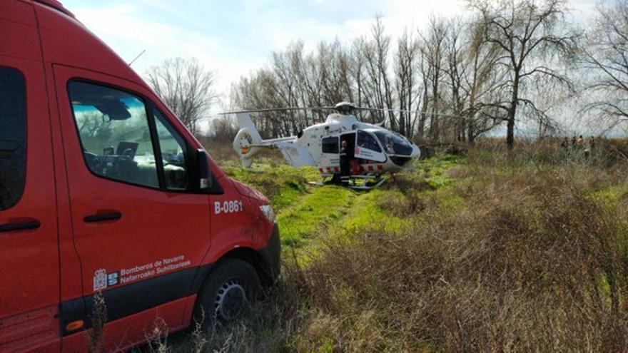 Vehículo de Bomberos y el helicóptero medicalizado del Gobierno de Navarra