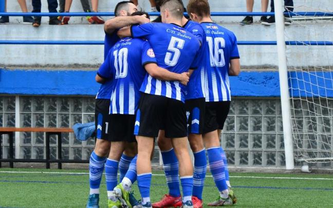 Los jugadores del Padura celebran un gol en su campo de Santo Cristo. Los jugadores del Padura celebran un gol en su campo de Santo Cristo.