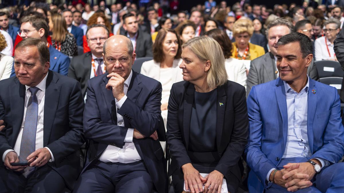 Sánchez junto a sus homólogos sueco y alemán y al nuevo presidente del PSE, Stefan Loefven.