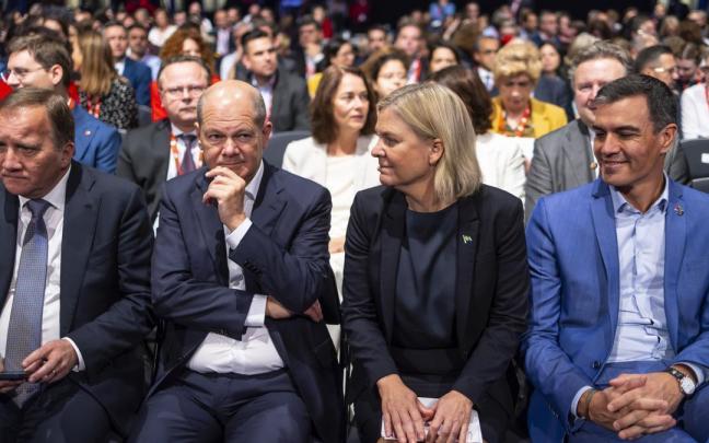 S&aacute;nchez junto a sus hom&oacute;logos sueco y alem&aacute;n y al nuevo presidente del PSE, Stefan Loefven.