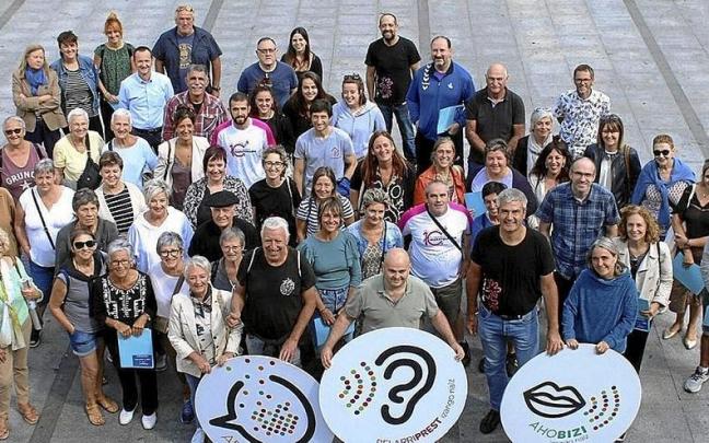 Euskaraldian parte hartuko duten elkarte eta entitateen ordezkariak. | ARGAZKIA: TXINTXARRI