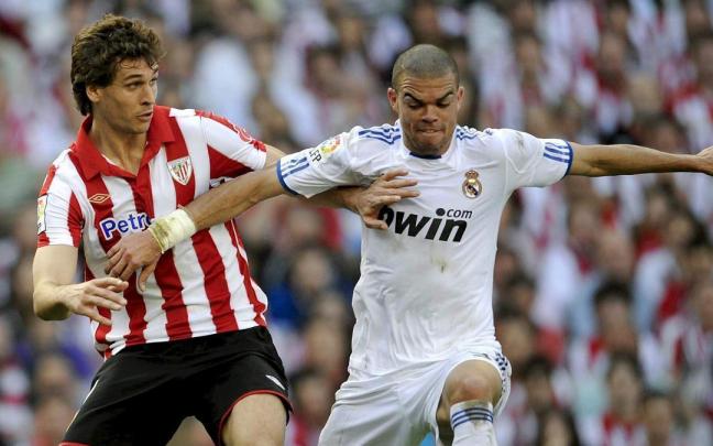 Fernando Llorente pugna por el bal&oacute;n con el Pepe.