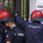 Agentes de la Ertzaintza durante una intervenci&oacute;n por orden judicial en un portal de Bilbao.