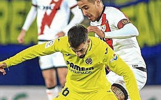 Baena protege el balón.