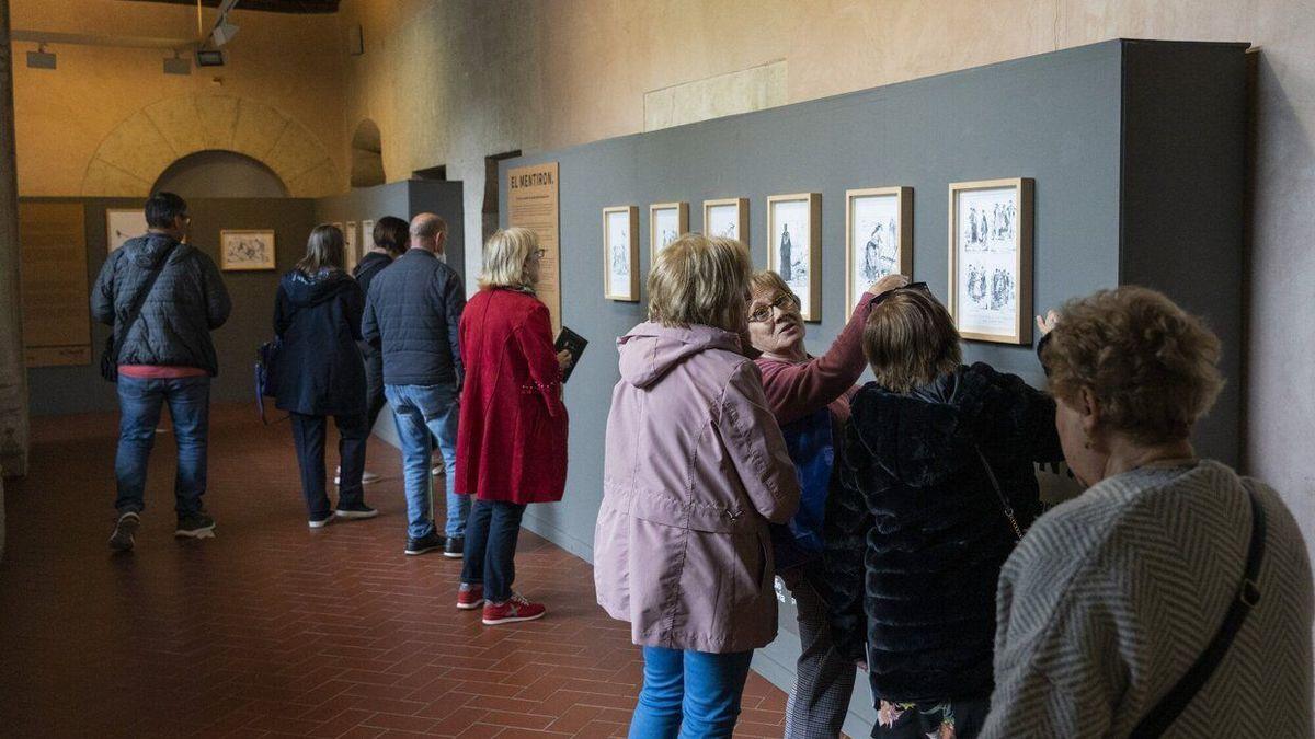 Un grupo de visitantes en el museo Bibat.