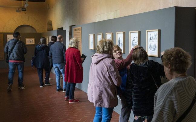 Un grupo de visitantes en el museo Bibat. Un grupo de visitantes en el museo Bibat.