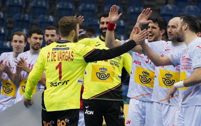 El portero Gonzalo Pérez celebra el triunfo con el resto del equipo. El portero Gonzalo Pérez celebra el triunfo con el resto del equipo.
