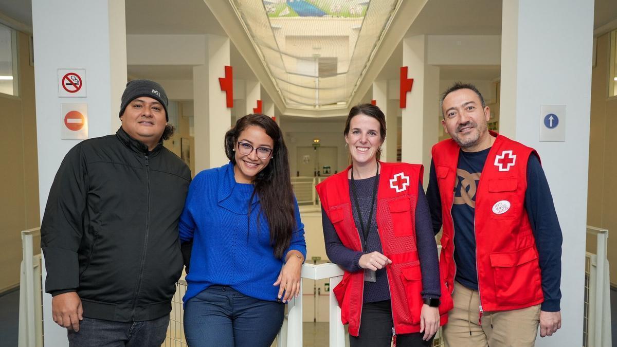 Alexander y Carolina posan junto a Sara y Txomin en la sede de Cruz Roja de Álava.