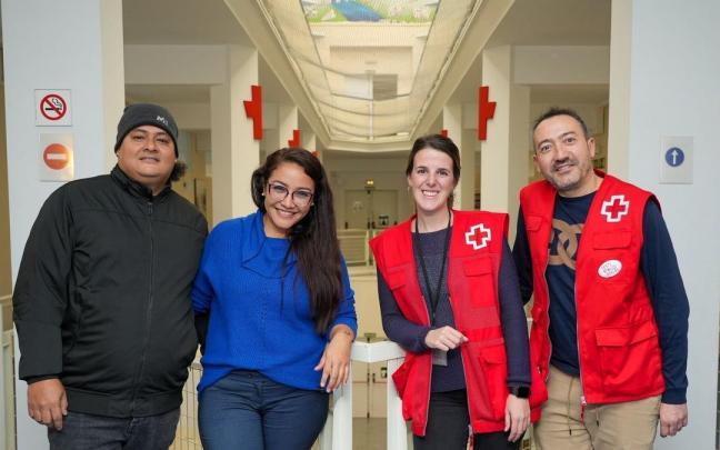 Alexander y Carolina posan junto a Sara y Txomin en la sede de Cruz Roja de Álava.