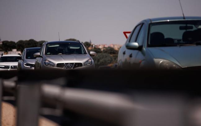 Imagen de varios veh&iacute;culos en la carretera.