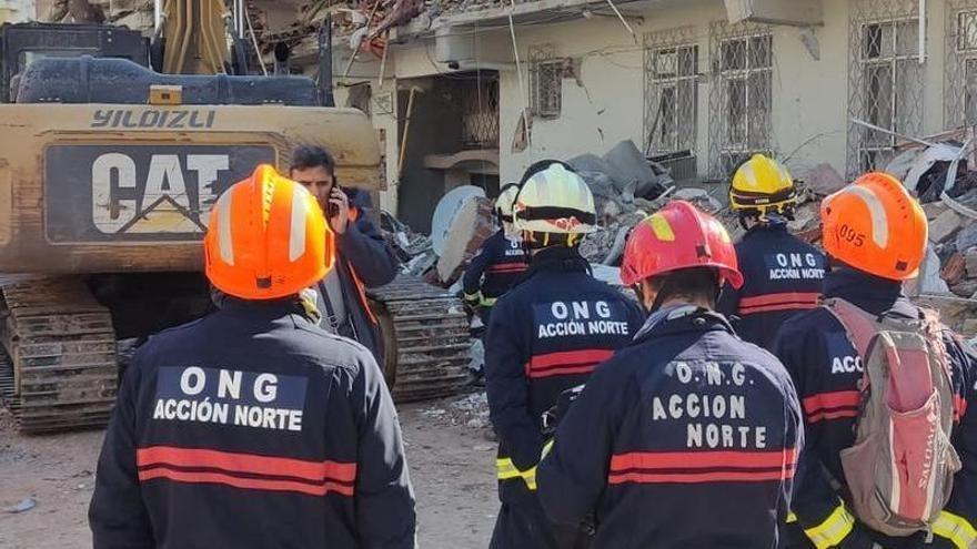 Bomberos vascos ya buscan supervivientes del terremoto