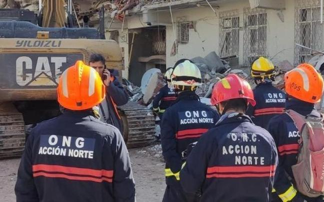 Bomberos vascos ya buscan supervivientes del terremoto