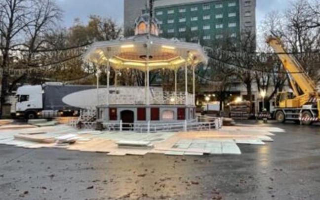 Comienza la instalación de la pista de hielo Comienza la instalación de la pista de hielo