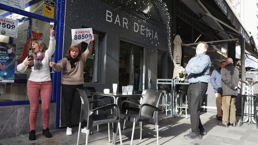 Celebración del quinto premio de la Lotería en la travesía Bayona de Pamplona