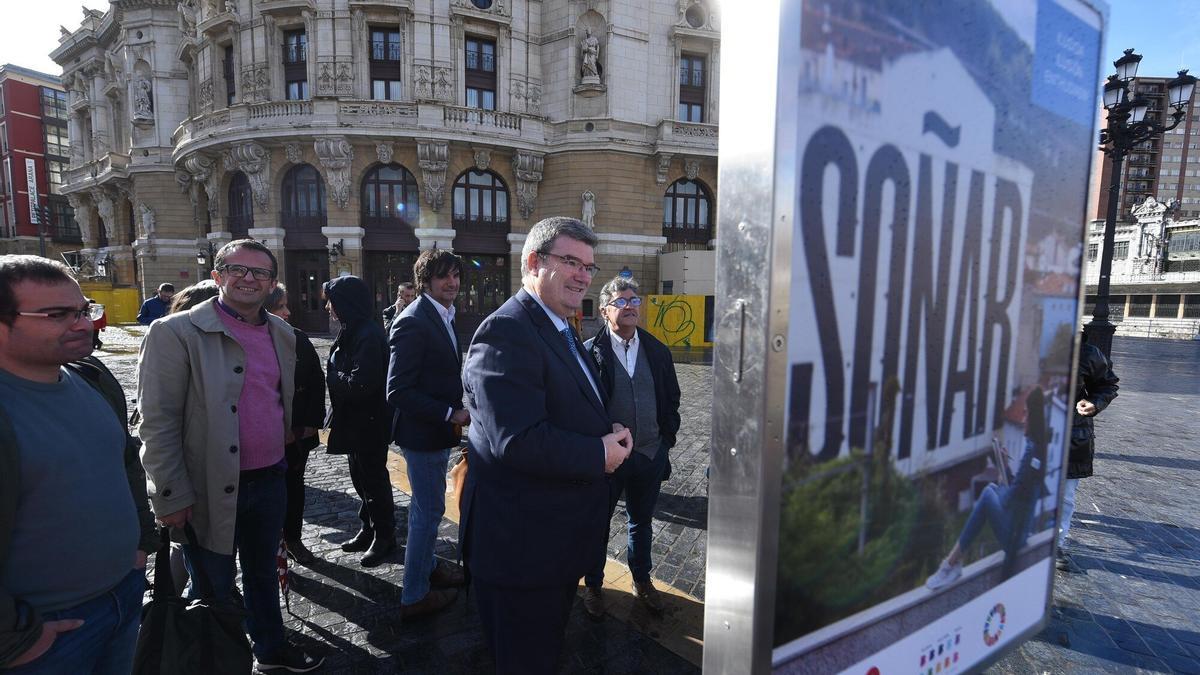 El alcalde Aburto junto a varios miembros de la Corporación municipal visitando la muestra.