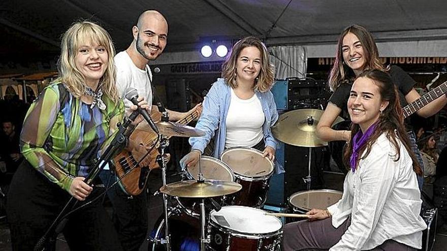 El grupo Naxker. justo antes de comenzar su primer concierto en Villava.