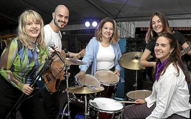 El grupo Naxker. justo antes de comenzar su primer concierto en Villava.