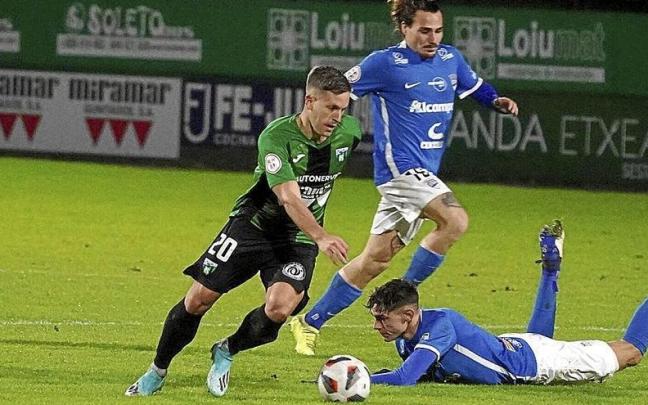 Los jugadores del Sestao River y del Utebo protagonizaron un intenso encuentro.