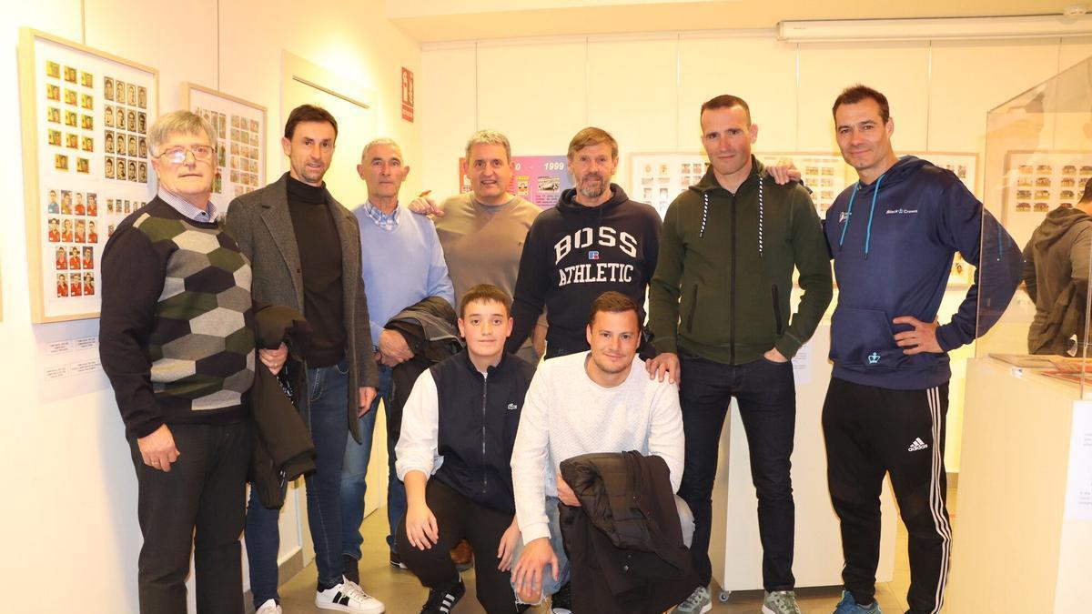 Antiguos jugadores de Osasuna en la exposición junto con Mateo García (abajo, en medio) y Jesús García (en medio arriba).