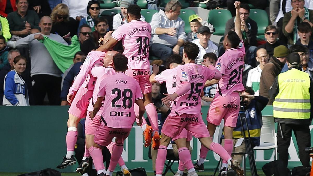 Jugadores del Espanyol celebran el gol de Darder