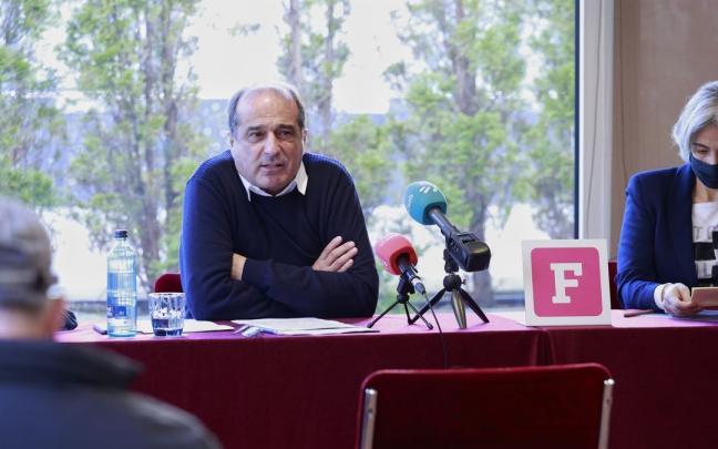 Los portavoces del Foro Social Agus Hernán y Nekane Altzelai.