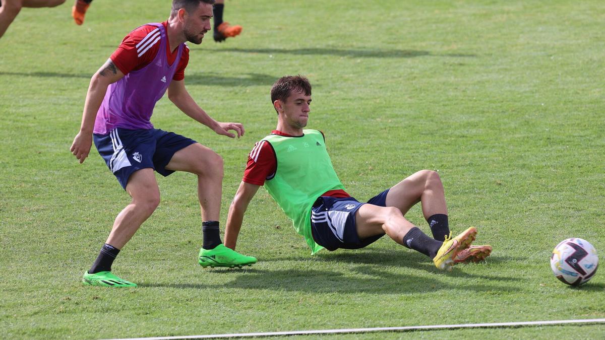 Moi Gómez y Aimar Oroz, en un entrenamiento.