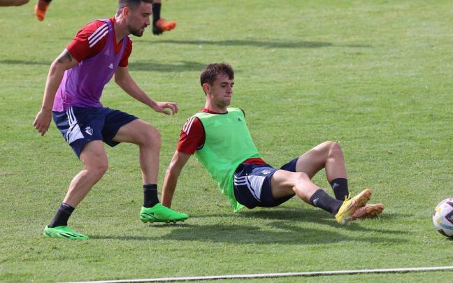 Moi Gómez y Aimar Oroz, en un entrenamiento.