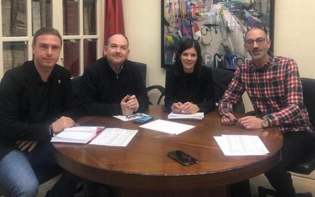 La directora general de Transportes, Berta Miranda, con los alcaldes de Cintruénigo, Corella y Fitero, Oscar Bea, Gorka García y Miguel Aguirre, respectivamente. La directora general de Transportes, Berta Miranda, con los alcaldes de Cintruénigo, Corella y Fitero, Oscar Bea, Gorka García y Miguel Aguirre, respectivamente.