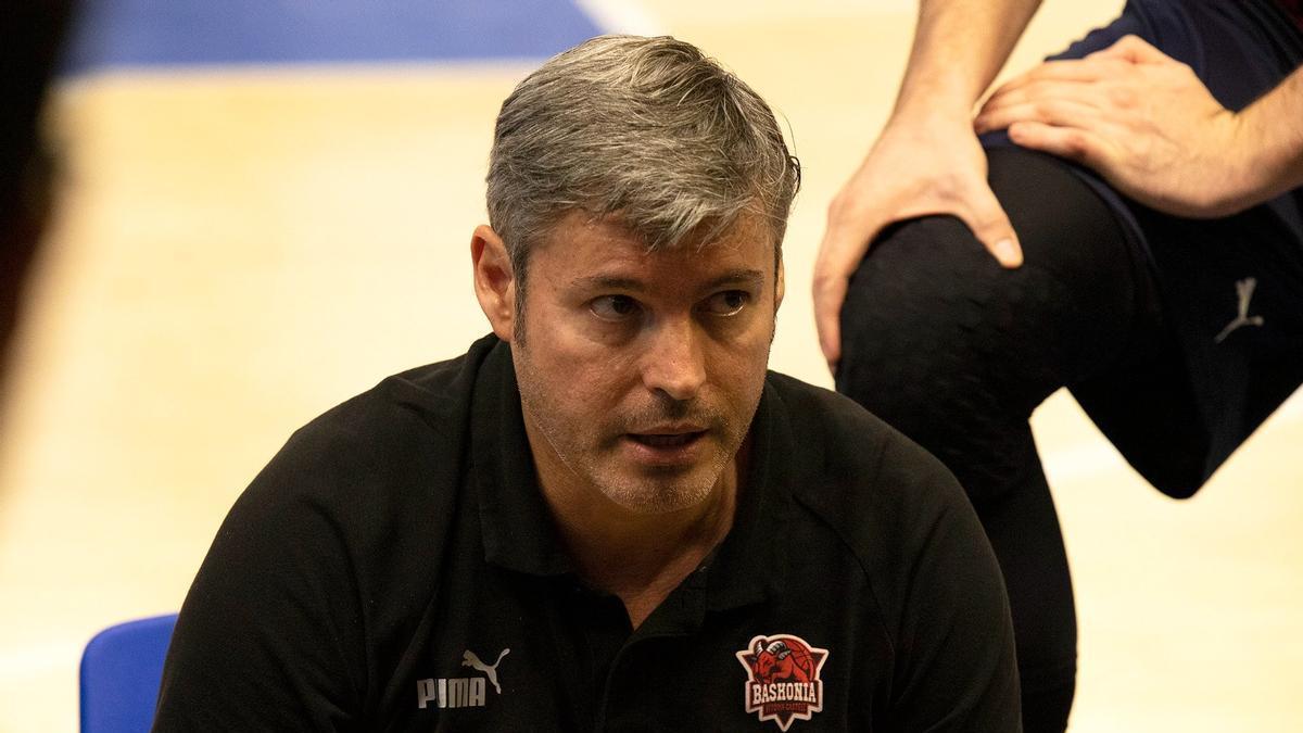 Fabián Téllez, durante un encuentro con el filial del Baskonia