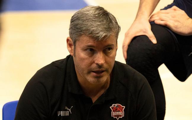 Fabián Téllez, durante un encuentro con el filial del Baskonia