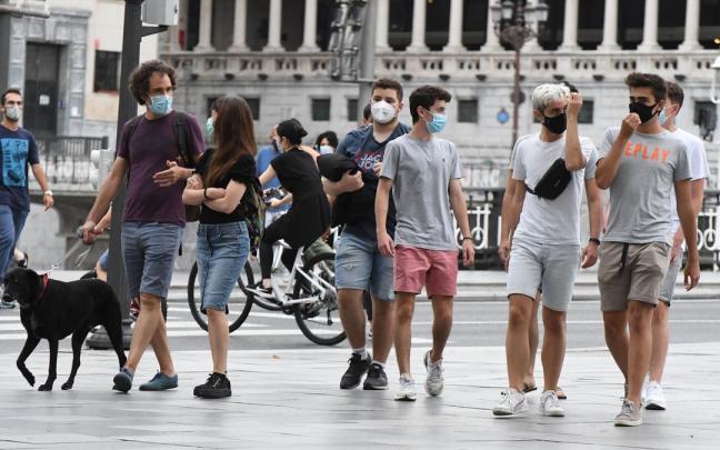 Imagen de jóvenes paseando por Bilbao. Imagen de jóvenes paseando por Bilbao.