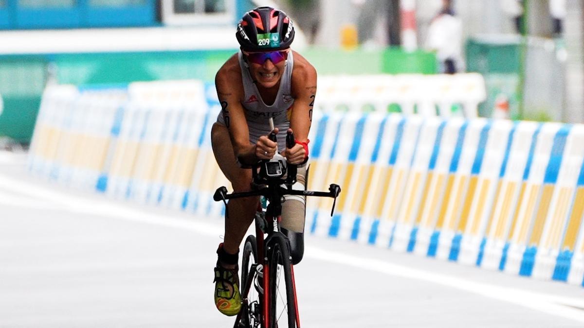 Rakel Mateo, en pleno esfuerzo en la prueba de bici.