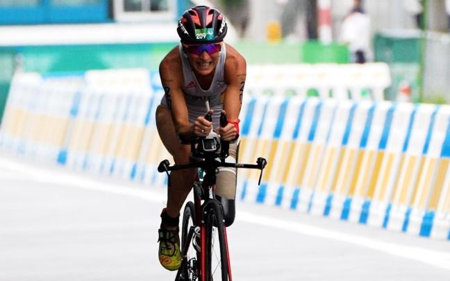 Rakel Mateo, en pleno esfuerzo en la prueba de bici.