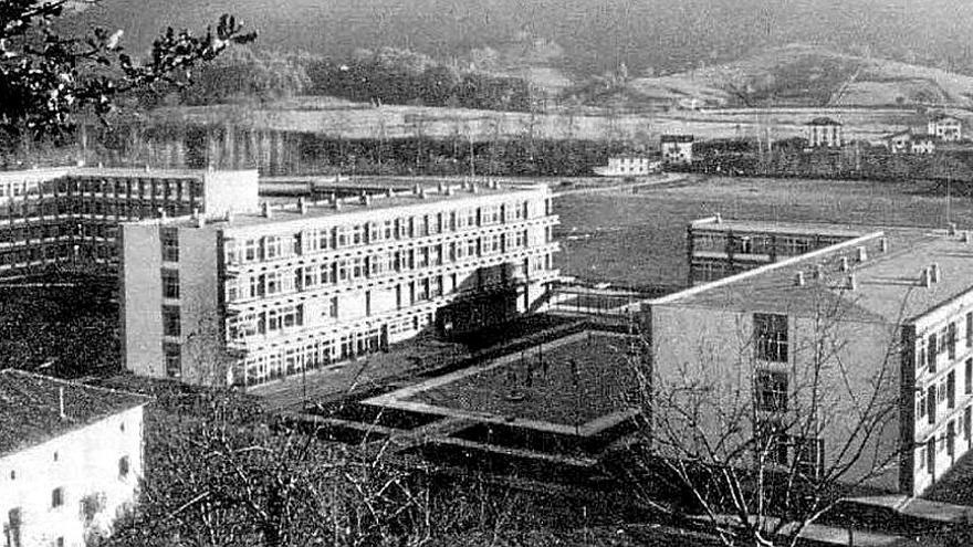 Muchos colegiales preferían la cafetería del nuevo Liceo que los campos de deportes.