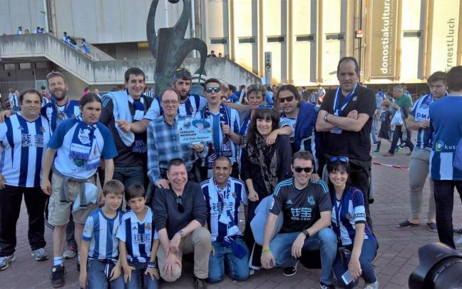 Integrantes de Realaren Lagun Taldeak, en una entrega de su premio Aitor Zabaleta.